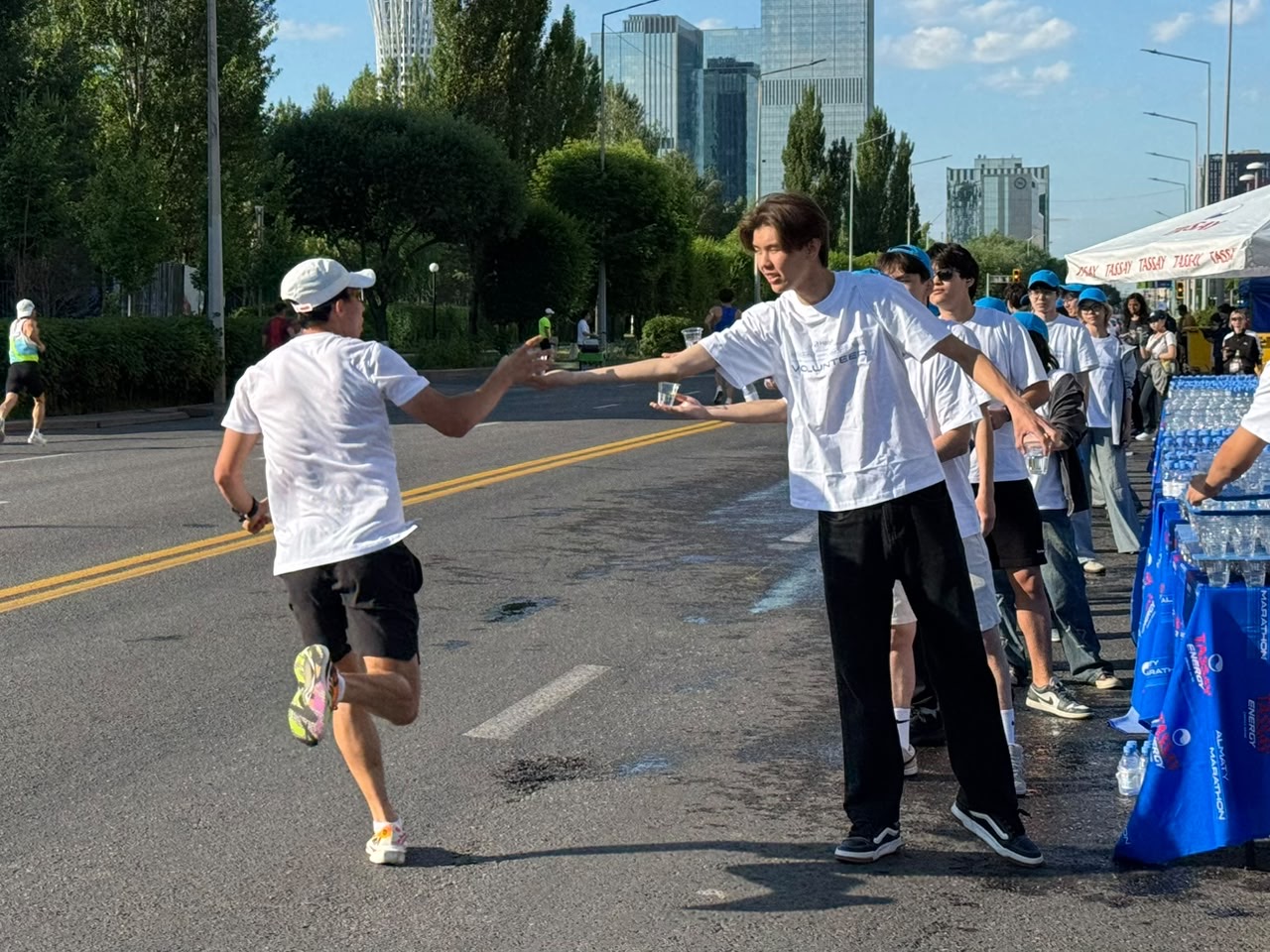 Участники Astana Half Marathon провели плоггинг в поддержку акции «Таза Қазақстан»