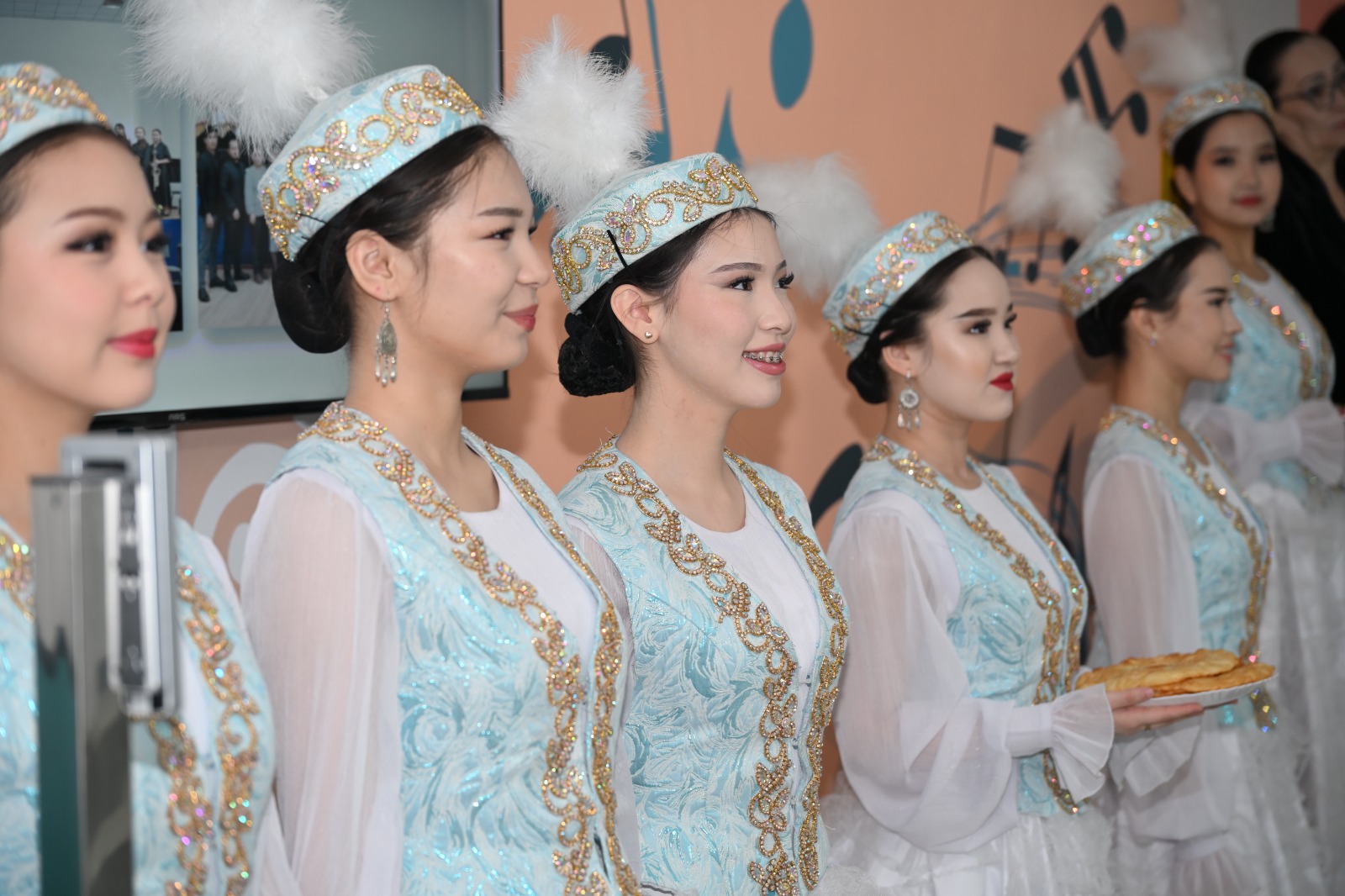 Аким города Ернат Бәзіл встретился с коллективом музыкального колледжа имени К. Байсеитова