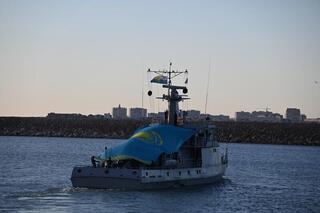Военные моряки пронесли по Каспийскому морю Государственный флаг Казахстана