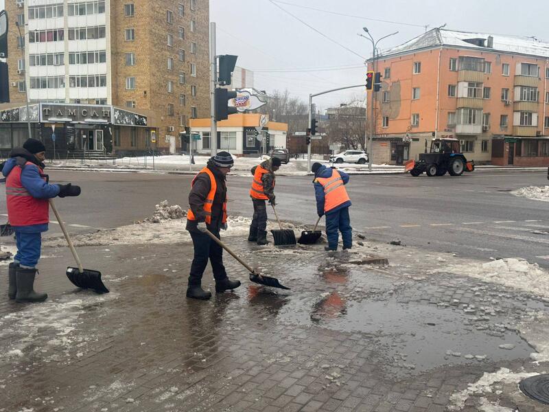 Почти 3 000 коммунальщиков задействованы в работах по уборке снега и наледи в столице