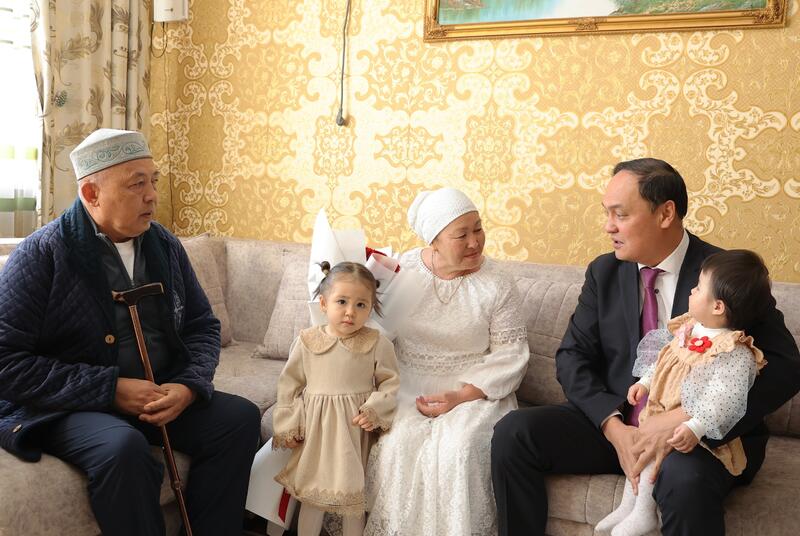 Ербол Карашукеев поздравил труженицу тыла и ветерана труда с 8 Марта