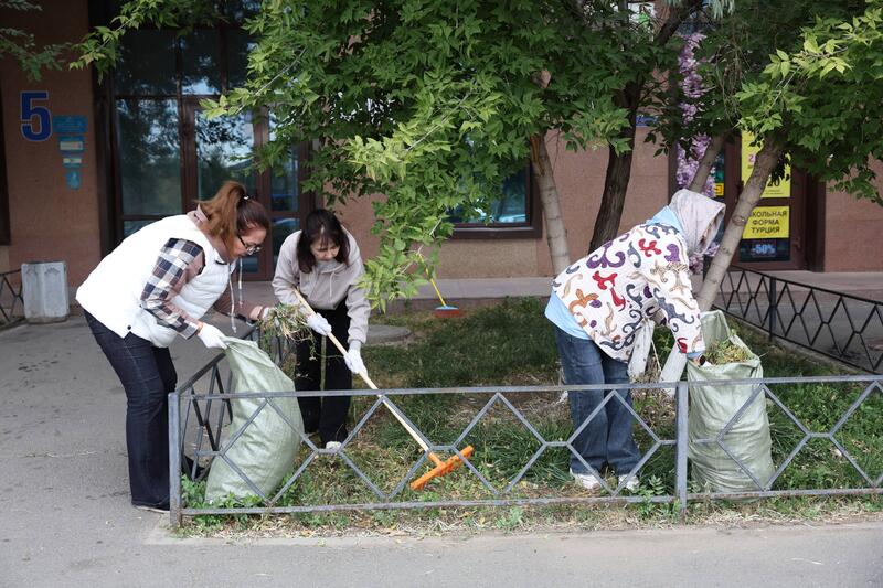 Коллектив Министерства просвещения принял участие в субботнике в рамках республиканской экологической акции «Таза Қазақстан»