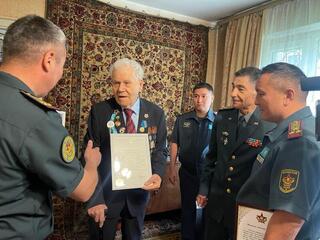 В Алматы военнослужащие поздравили ветерана войны со 100-летним юбилеем
