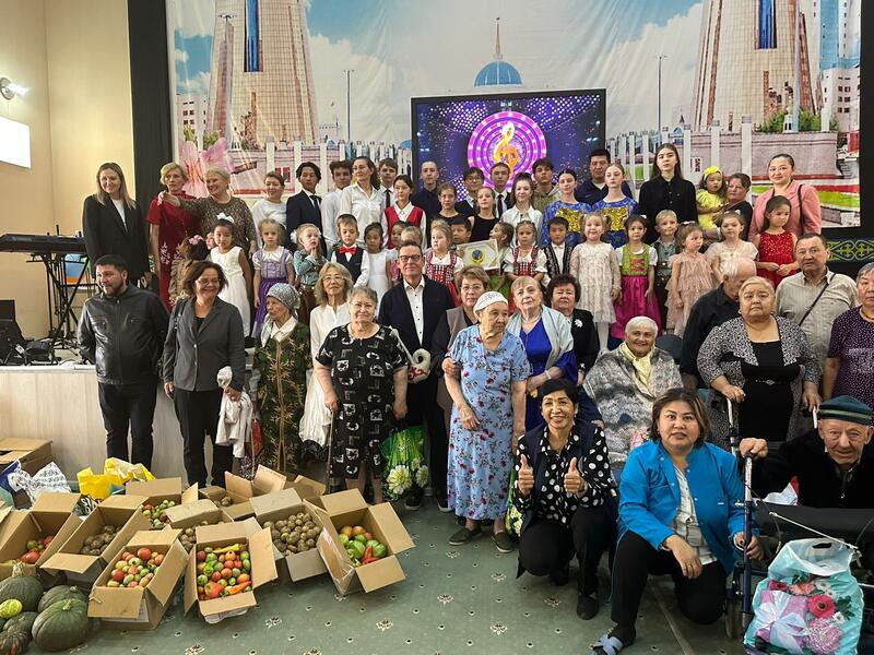«Таза Қазақстан»: столичные учащиеся подарили подопечным соццентра выращенные ими овощи