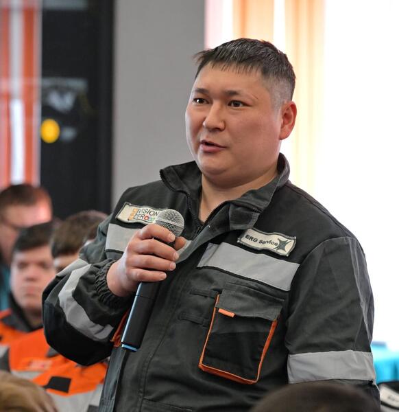 Молодежь Аксу обсудила с акимом области проект новой Конституции и будущее региона