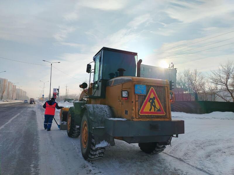 Около двух тысяч единиц спецтехники заняты в уборке снега в Астане