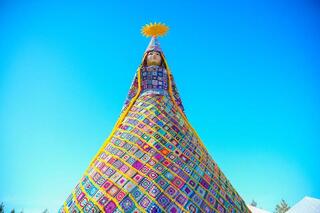 В Астане сотни людей связали необычную инсталляцию