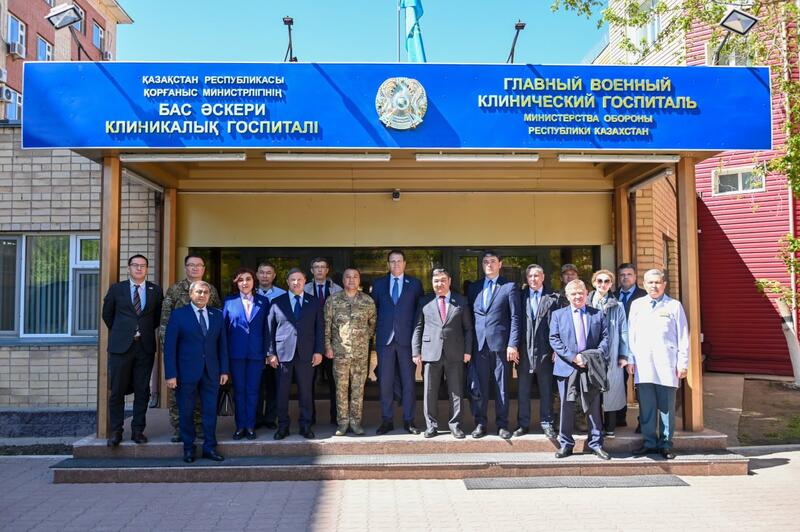 В Астане депутаты Сената Парламента посетили военный госпиталь