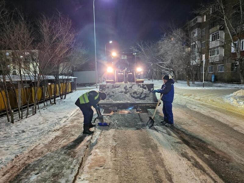 Свыше тысячи единиц спецтехники вышли на уборку снега в Астане в ночную смену