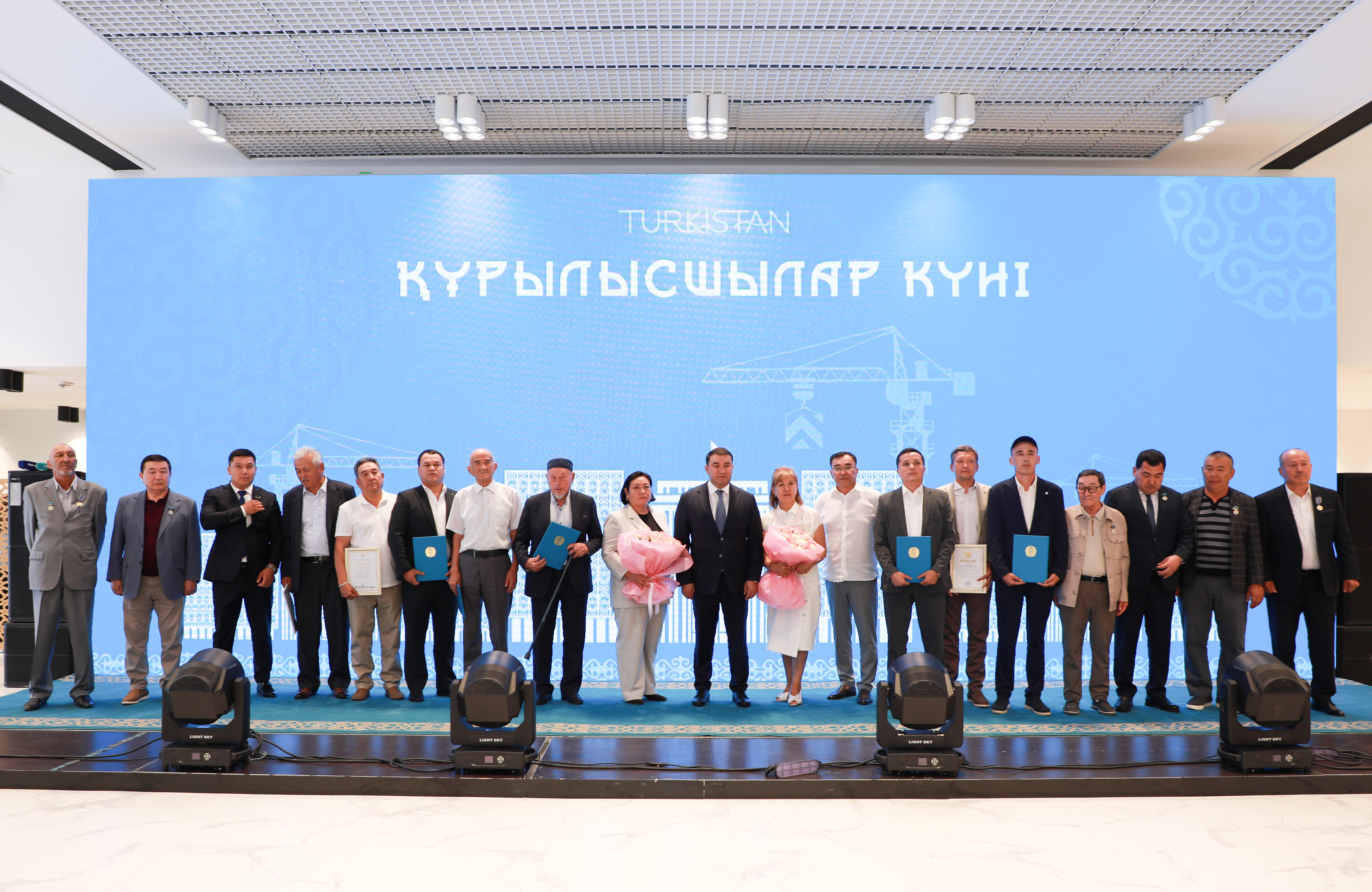 В ТУРКЕСТАНСКОЙ ОБЛАСТИ ЧЕСТВОВАЛИ СТРОИТЕЛЕЙ