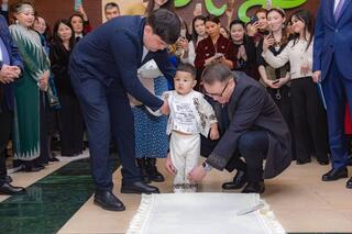 Министр торговли перерезал путы ребёнку на празднике Наурыз