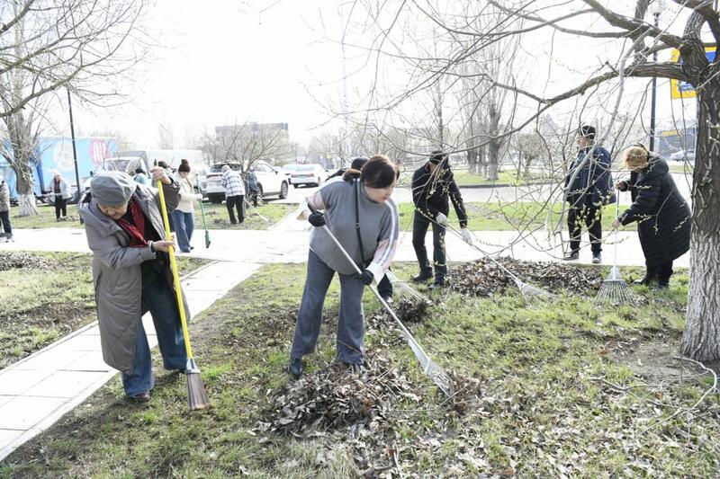 «Таза Қазақстан»: около 200 сотрудников цирка вышли на субботник в Астане