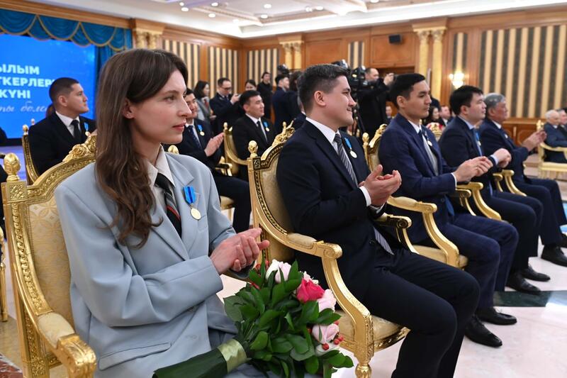 ГЛАВА ГОСУДАРСТВА ВРУЧИЛ КЛЮЧИ ОТ КВАРТИР МОЛОДЫМ УЧЕНЫМ