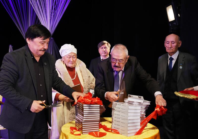 Аким Жамбылской области поздравил писателя и драматурга Елена Алимжана с 80-летием