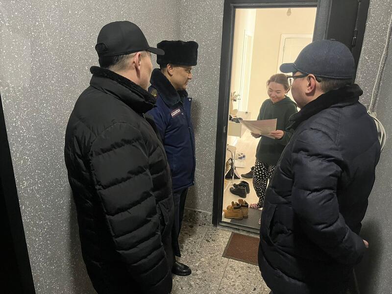 Спасатели МЧС и ДЧС продолжают обход многоэтажных домов Алматы