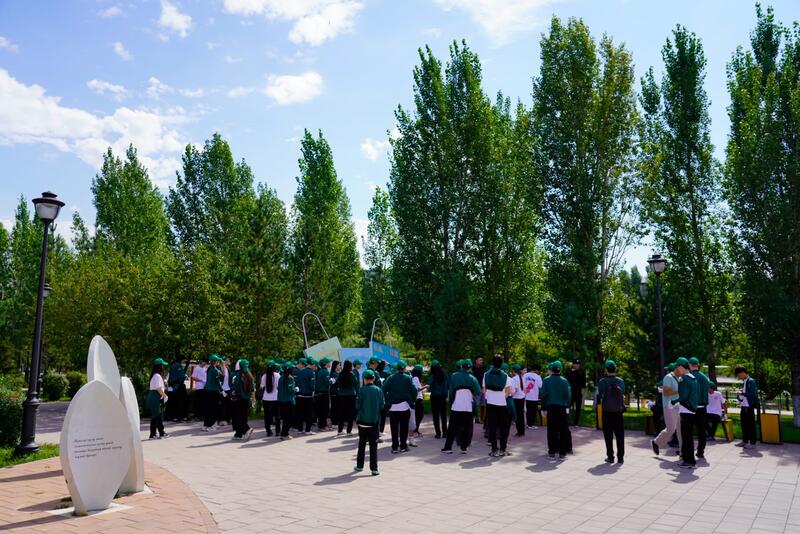 «Таза Қазақстан»: молодежь провела экологический субботник в Сквере Учителей в Астане