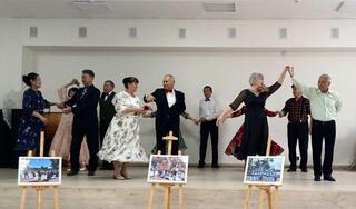 В Астане студенты колледжа чествовали пожилых людей и поздравили их с праздником