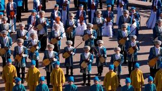 Более 1500 школьников исполнили песню «Атамекен» в Астане ко Дню Республики