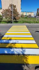 В Талдыкоргане активно проводятся работы по обновлению дорожной разметки (зебры) для обеспечения безопасности пешеходов.