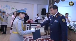 Начальник ДП вручил сертификаты выпускникам класса 