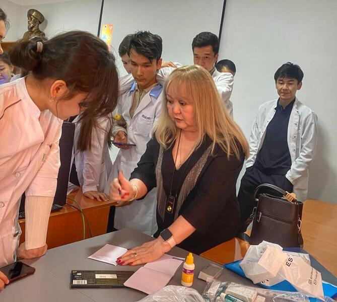 Специалисты КНЦДИЗ поделились опытом и провели приём более 100 пациентов в г. Нукус