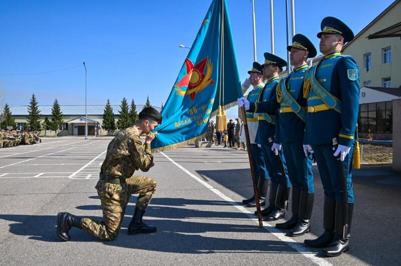 В Астане солдаты, призванные прошлой весной, попрощались с боевым знаменем