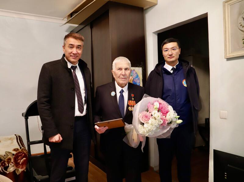 О. Анафин поздравил ветеранов труда с Днем пожилых людей