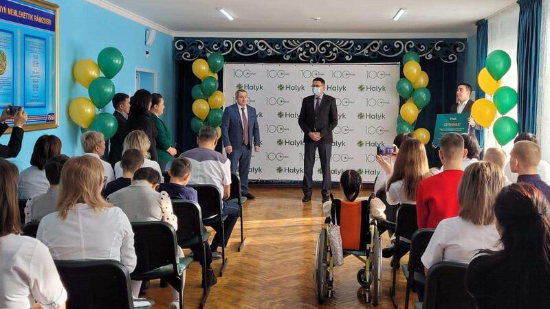 100 добрых дел: Halyk Банк подарил спецавтомобили для перевозки маломобильных жителей Караганды и Темиртау