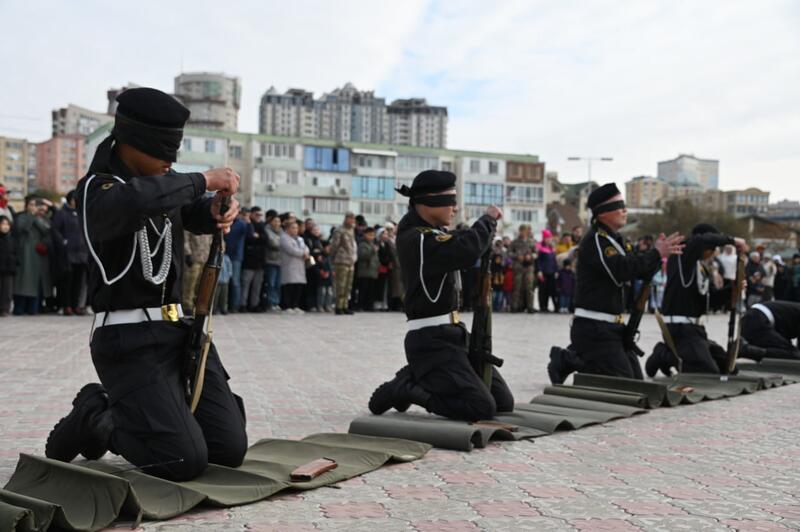 На берегу Каспия более 200 матросов присягнули на верность Родине