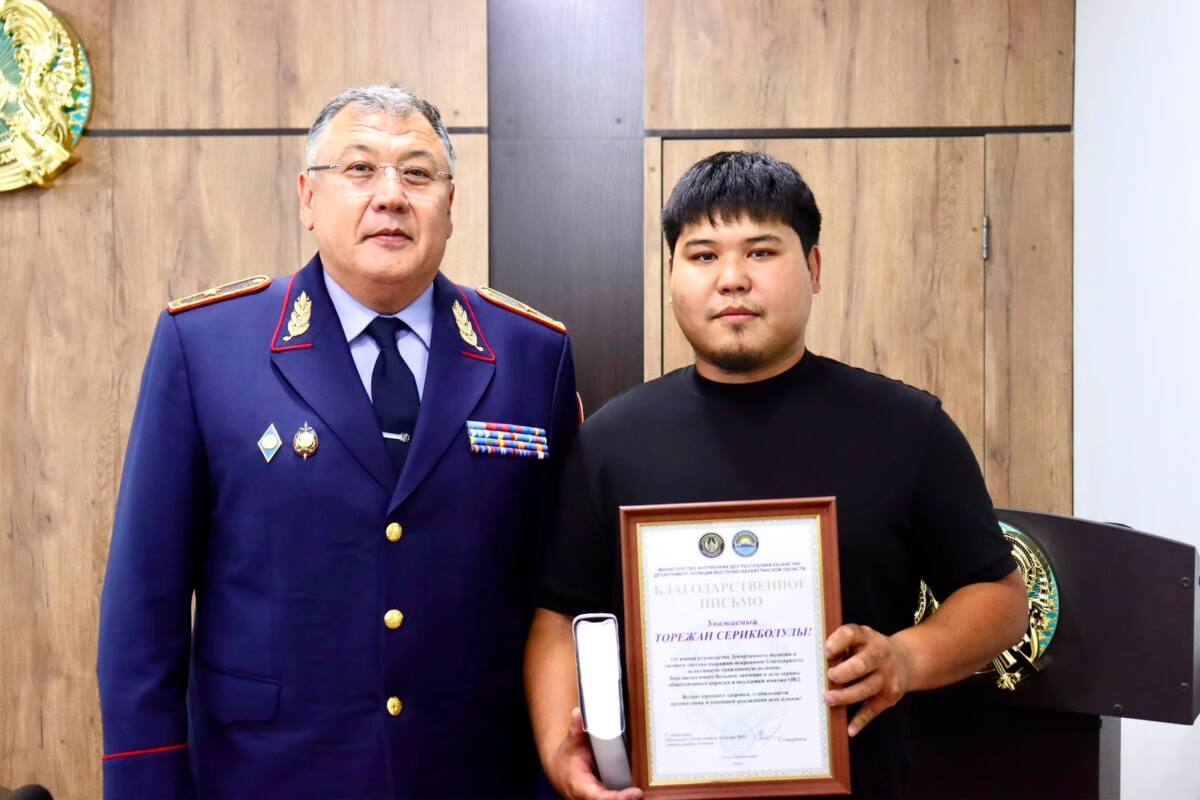 Начальник ДП ВКО поблагодарил водителя, предотвратившего мошенничество в отношении пенсионерки