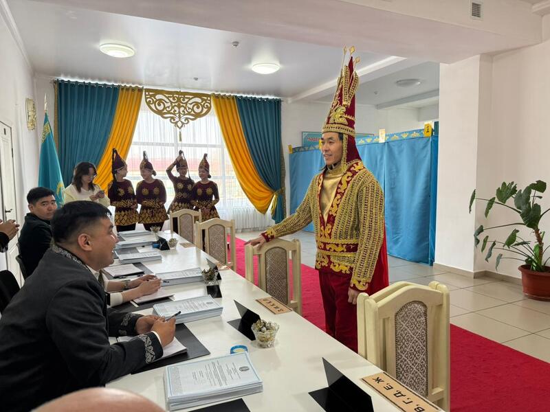 Золотой человек принял участие в референдуме