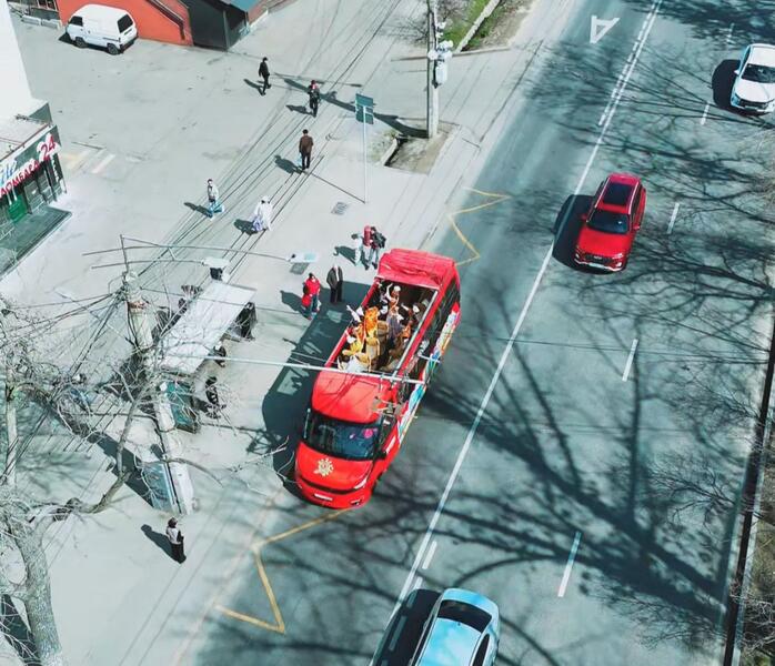 В Алматы по улицам проехал музыкальный автобус с этноансамблем