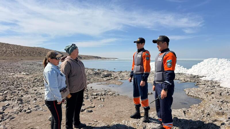 Спасатели МЧС патрулируют на озере Балхаше