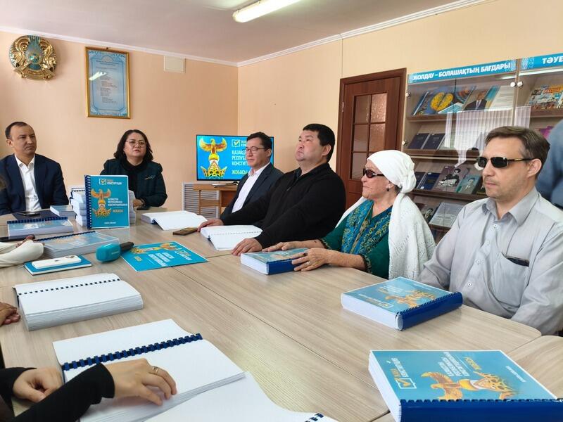 Доступное право: в Карагандинской области напечатали проект новой Конституции шрифтом Брайля