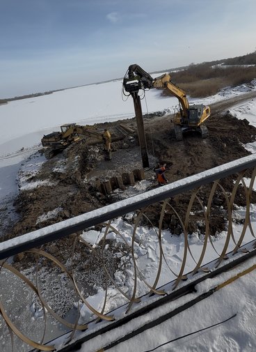Подготовка к паводку: в посёлке Г. Мустафина разбирают ставшую ненужной технологическую дорогу