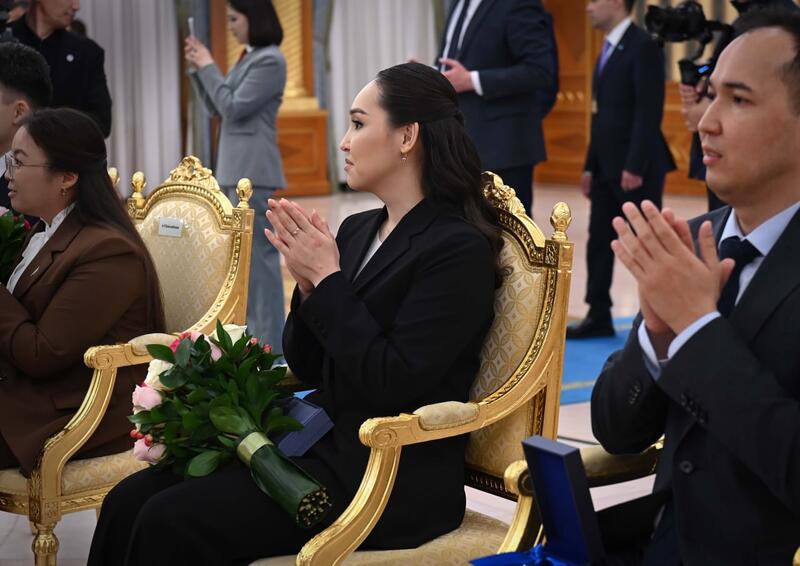 ГЛАВА ГОСУДАРСТВА ВРУЧИЛ КЛЮЧИ ОТ КВАРТИР МОЛОДЫМ УЧЕНЫМ