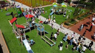 Два благоустроенных двора торжественно открыли в столичном районе Алматы