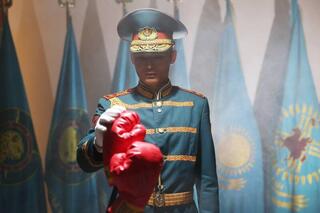 Геннадий Головкин передал боксерские перчатки в музей Национальной гвардии