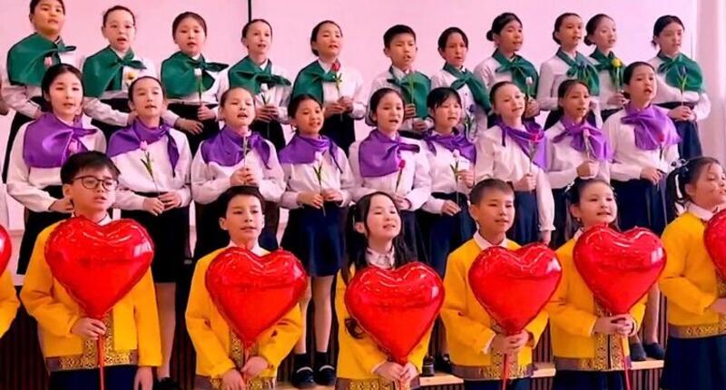 Школьники Астаны трогательно поздравили мам с Днём матери