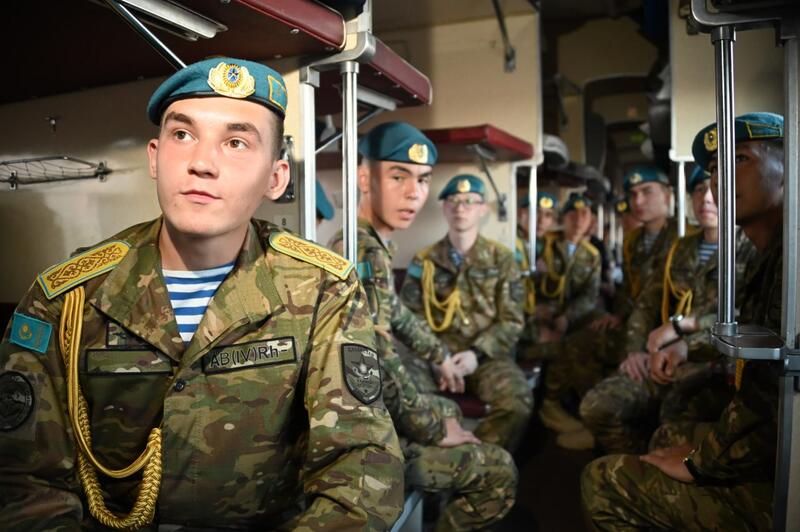 Встреча защитников Родины: на перроне десантник сделал предложение руки и сердца