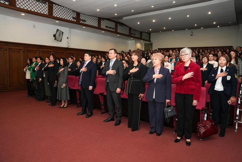 Министр юстиции Республики Казахстан Ерлан Сарсембаев поздравил всех представительниц прекрасного пола, работающих в органах юстиции, с праздником 8 марта – Международным женским днём