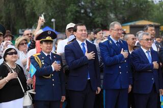 Аким области поздравил жителей региона с Днем государственных символов