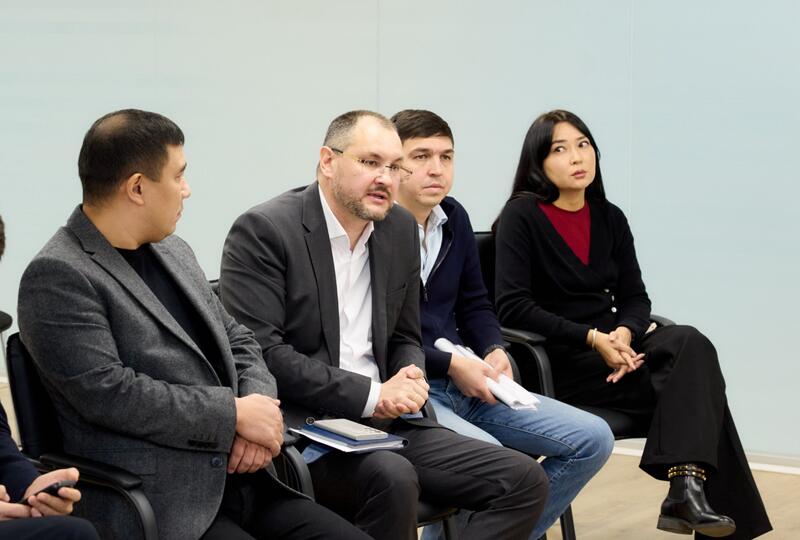 Азат Султанов провел встречу с населением Алматы