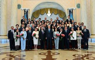 ТУРКЕСТАНСКИЕ ДЕЯТЕЛИ ИСКУССТВ ПОЛУЧИЛИ НАГРАДЫ ИЗ РУК ГЛАВЫ ГОСУДАРСТВА