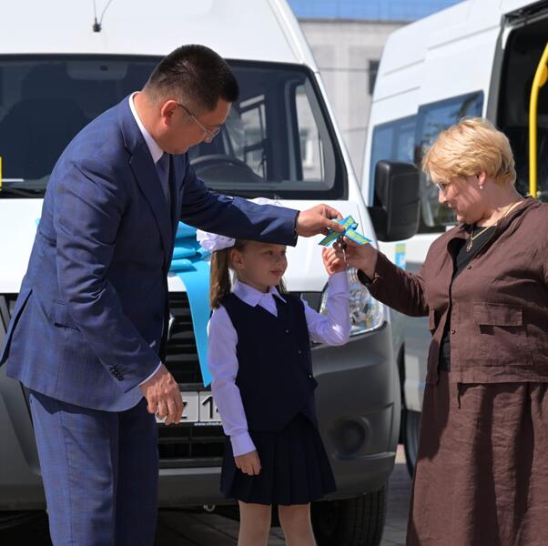 Подарок тем, кто дарит заботу: передача новых автомобилей учреждениям для детей-сирот и оставшихся без попечения родителей