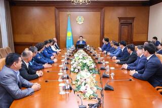 АКИМ ГОРОДА ШЫМКЕНТ ВСТРЕТИЛСЯ С ЧЕМПИОНАМИ МИРА И АЗИИ