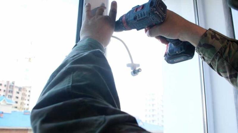 Инструктируют родителей, обходят дома: как в Астане предотвращают падения детей из окон