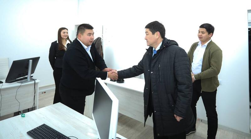 В селе Кендерли открыли новое здание акимата, вручили служебные автомобили