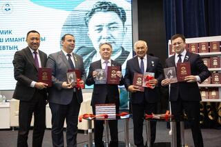 10-ТОМНЫЙ СБОРНИК КАНЫША САТПАЕВА ИЗДАН НА 7 ЯЗЫКАХ МИРА