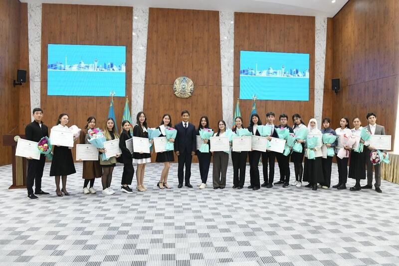 Больше тысячи грантов: выпускники школ получили сертификаты на оплату обучения в вузах Астаны